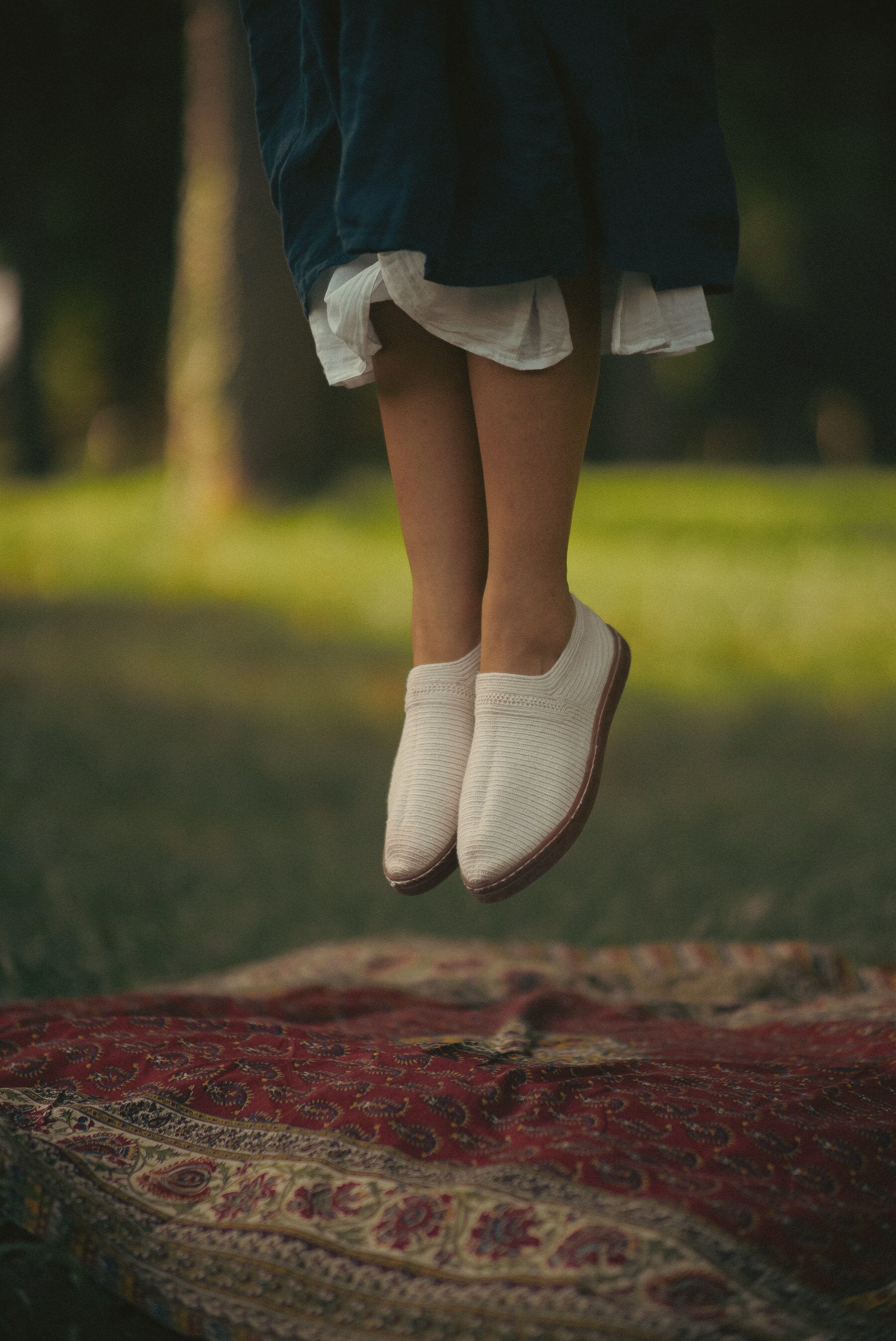 Saut au-dessus d'un tapis persan, pâpouches aux pieds