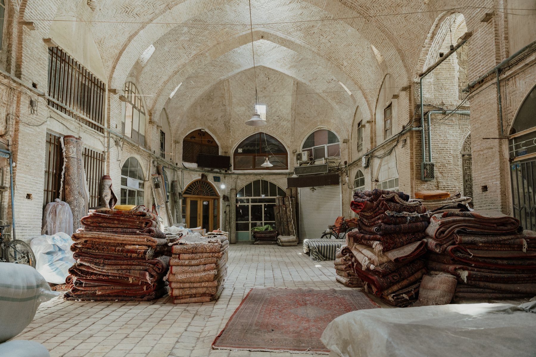 Piles de tapis persans dans le bazar d'Arak