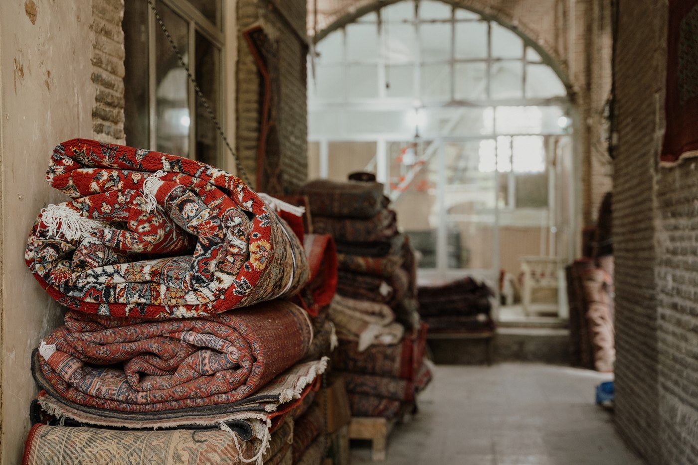 Chutes de fils de coton et tapis dans le bazar d'Arak