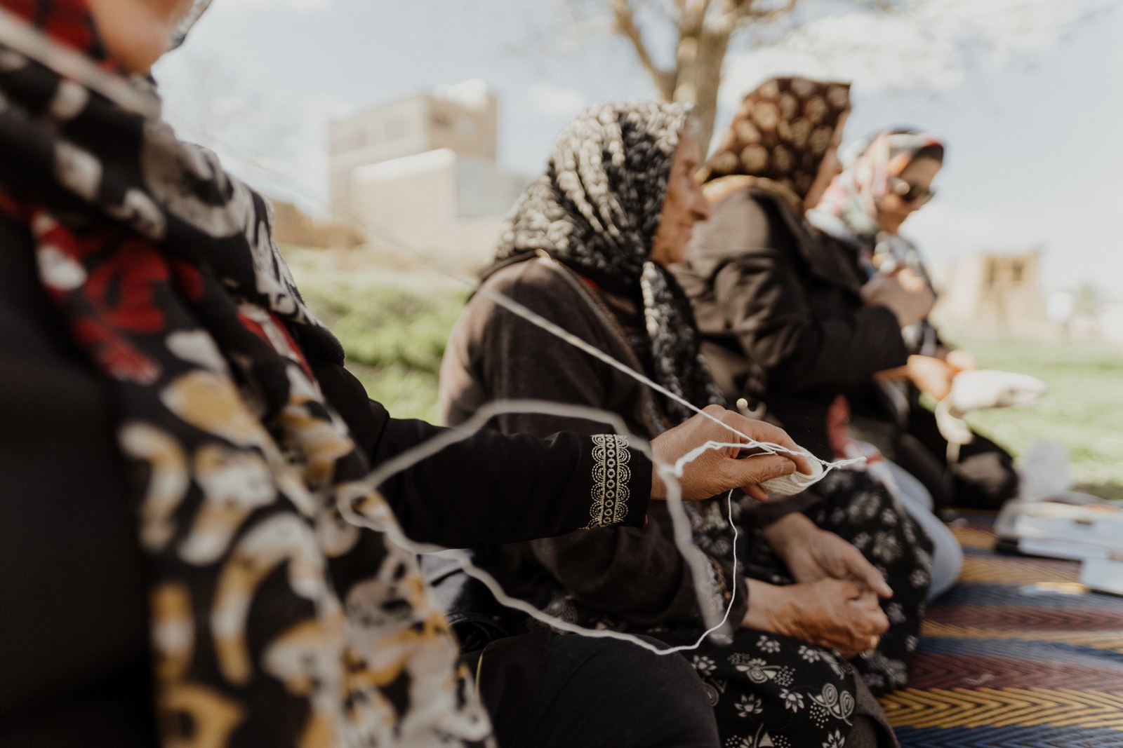 Artisanes crochetant ensemble en pleine nature