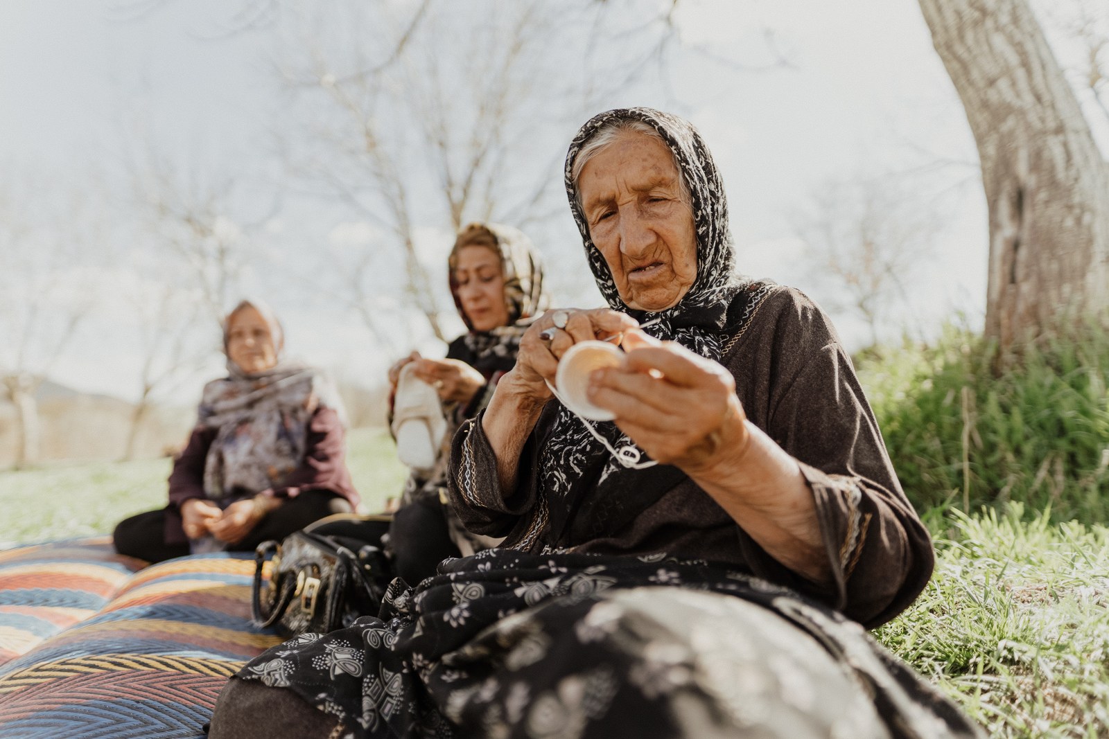 Une mère et sa fille crochetant ensemble