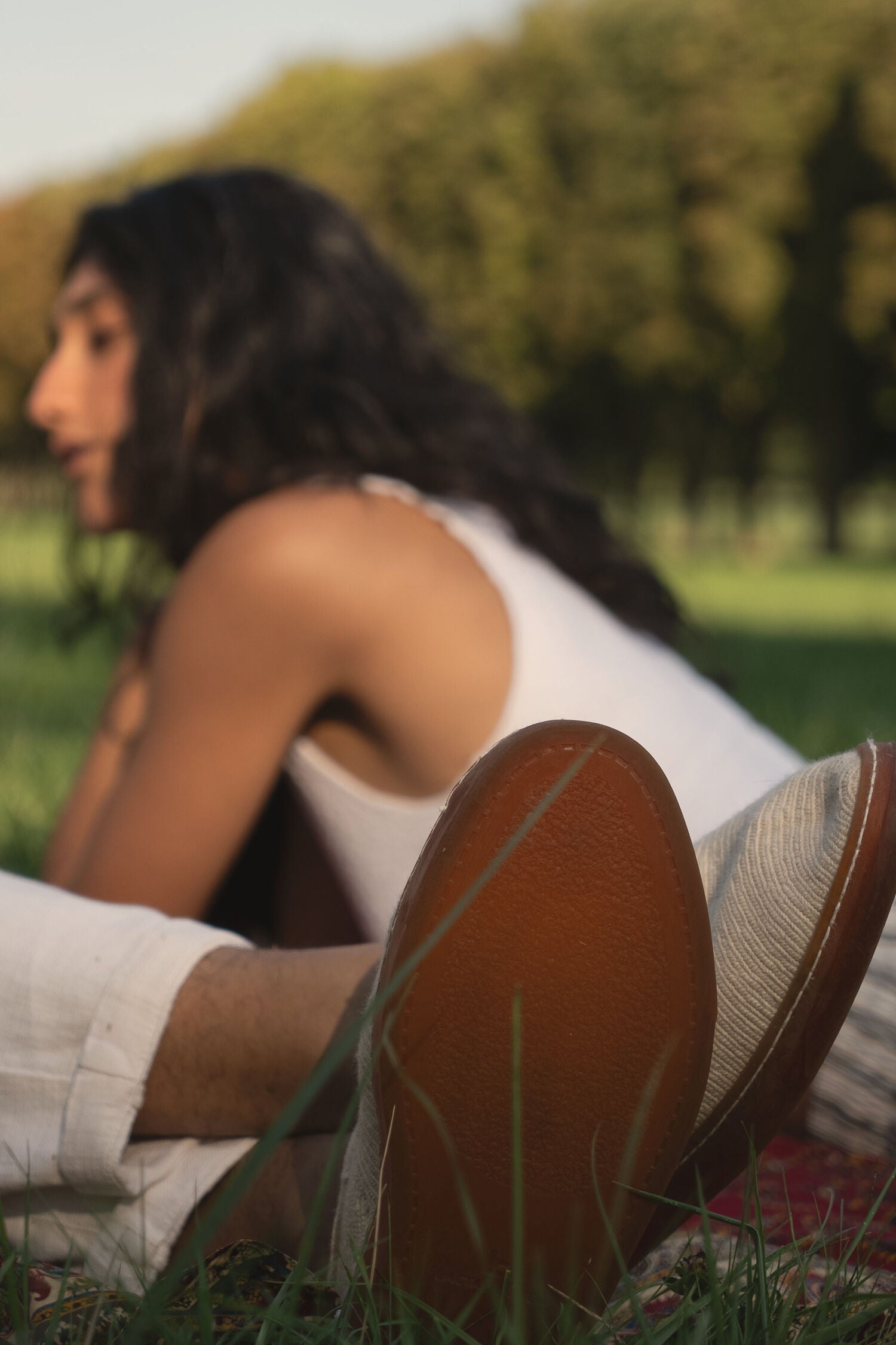 La semelle en lait d'hévéa, portée sur un tapis dans l'herbe