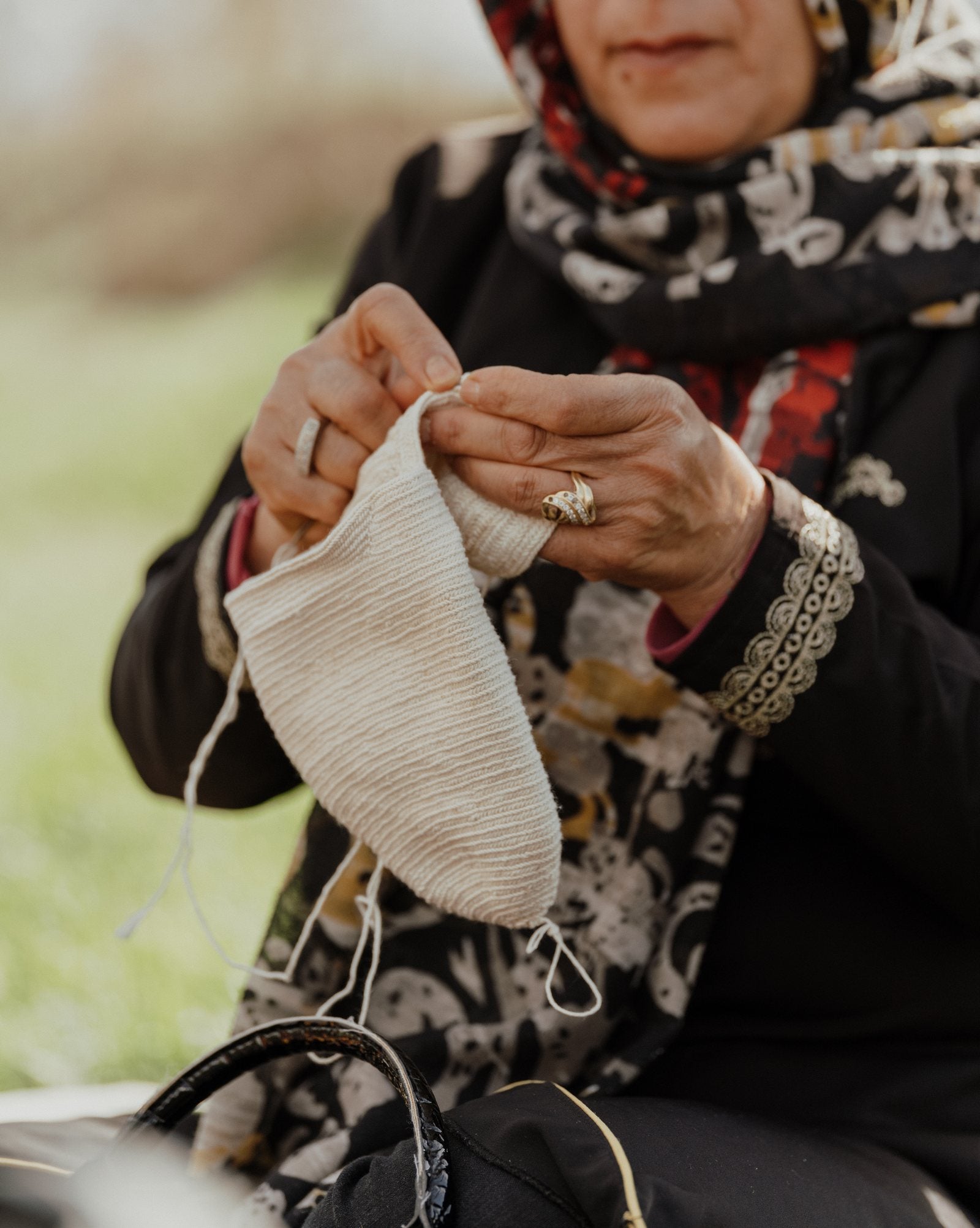 Gros plan de mains crochetant la tige d'une pâpouche