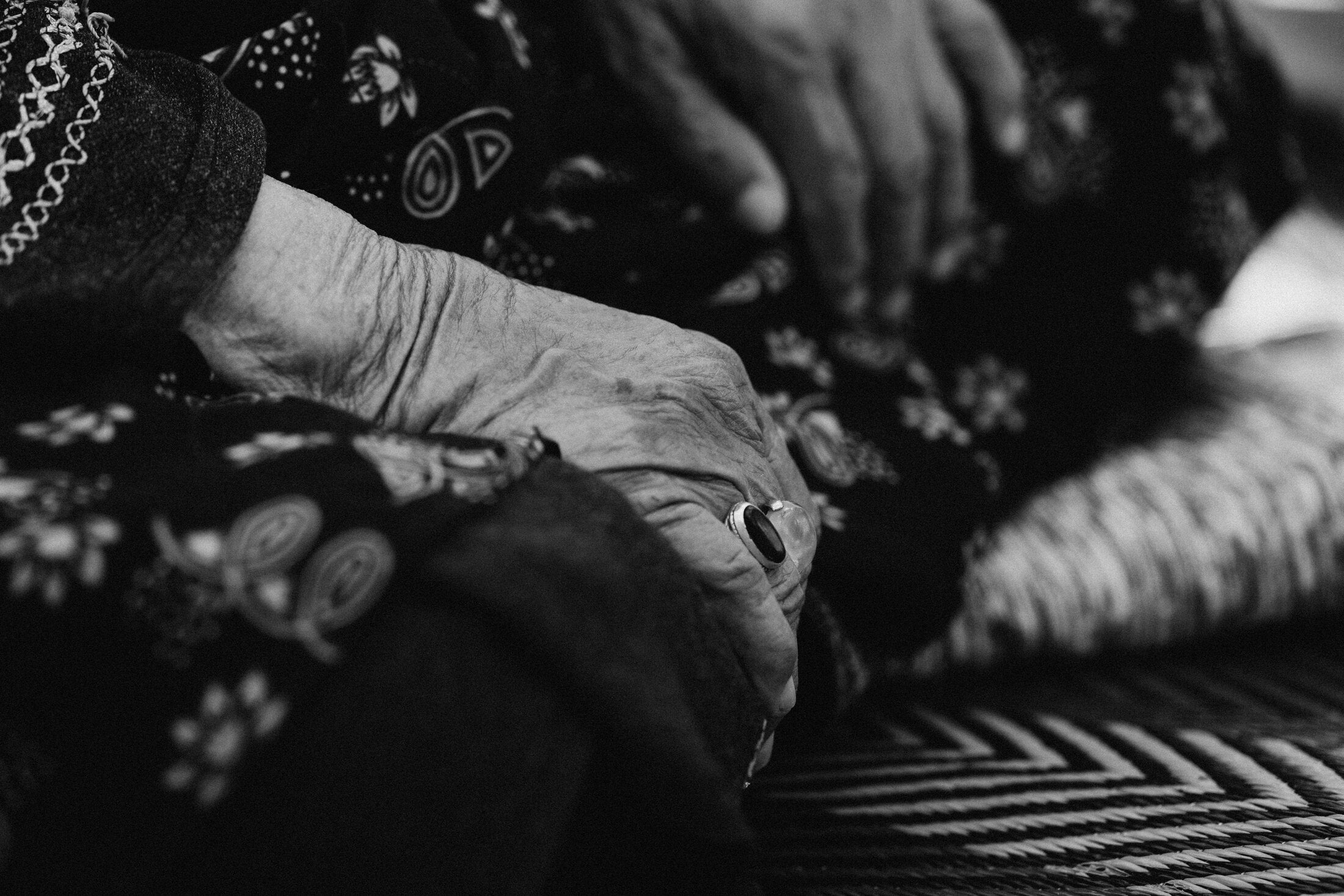 Les mains au repos d'une aînée, brodées par le temps